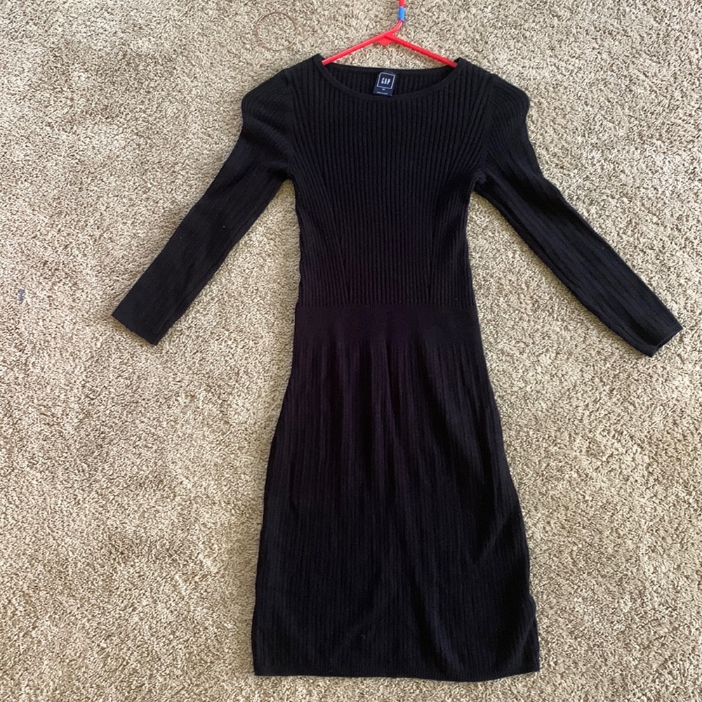 Long sleeved black dress. Gap size xs